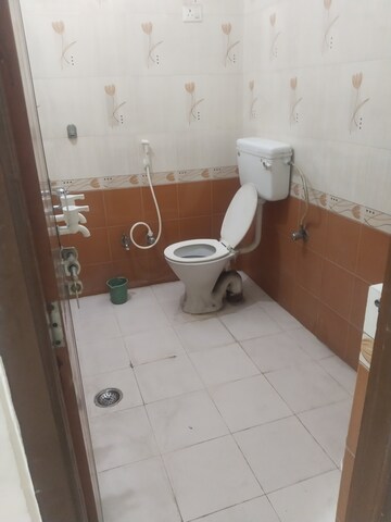 Bathroom in 2.5 BHK Builder Floor at Gomti Nagar – for Rent