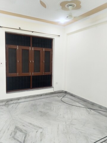 Room in 2.5 BHK Builder Floor at Gomti Nagar – for Rent