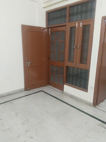 Room in 2.5 BHK Builder Floor at Gomti Nagar – for Rent