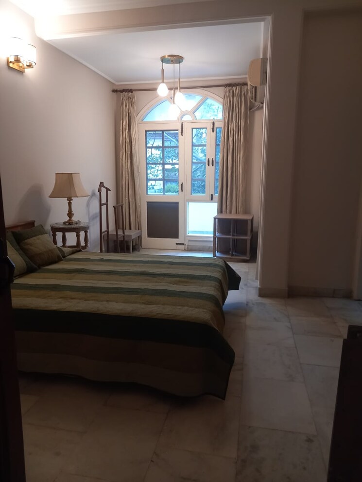 Living Room, defence colony 3 Bedroom 365 Sq.Yd. Builder Floor In Defence Colony Delhi 9193772