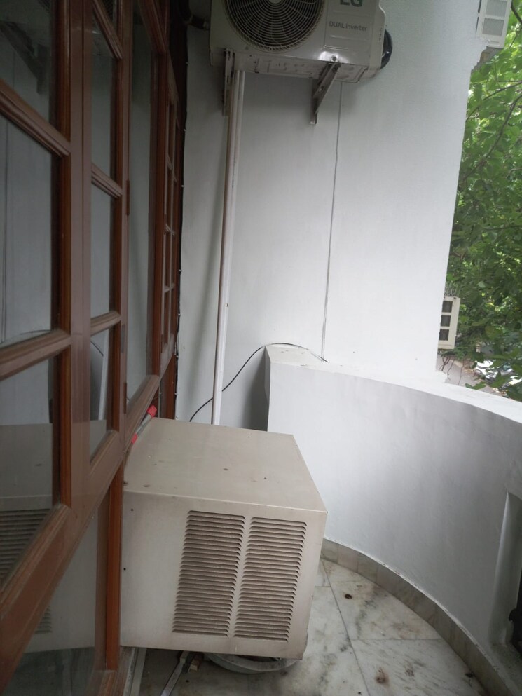 Kitchen, defence colony 3 Bedroom 365 Sq.Yd. Builder Floor In Defence Colony Delhi 9193772