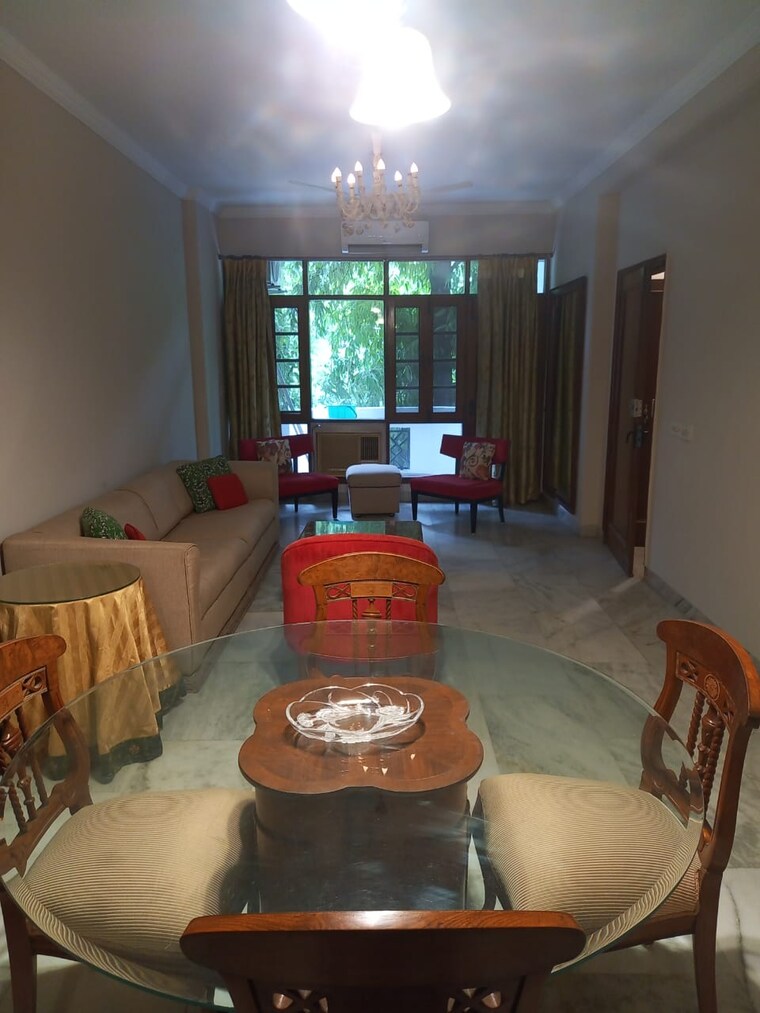 Living Room, defence colony 3 Bedroom 365 Sq.Yd. Builder Floor In Defence Colony Delhi 9193772