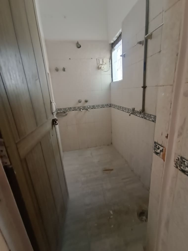 Attached Bathroom, kalkaji 2.5 Bedroom 90 Sq.Yd. Apartment In Kalkaji Delhi 9193824