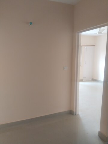 Room in 2 BHK Apartment at Gomti Nagar – for Rent