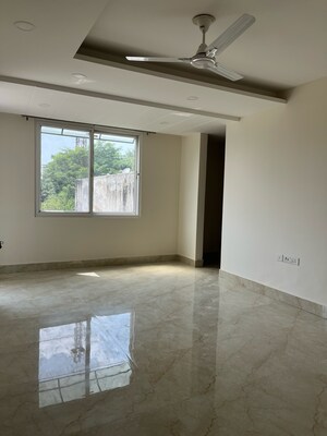 Room in 3 BHK Builder Floor at Ansal Sushant Lok I, Sector 43 – for Rent