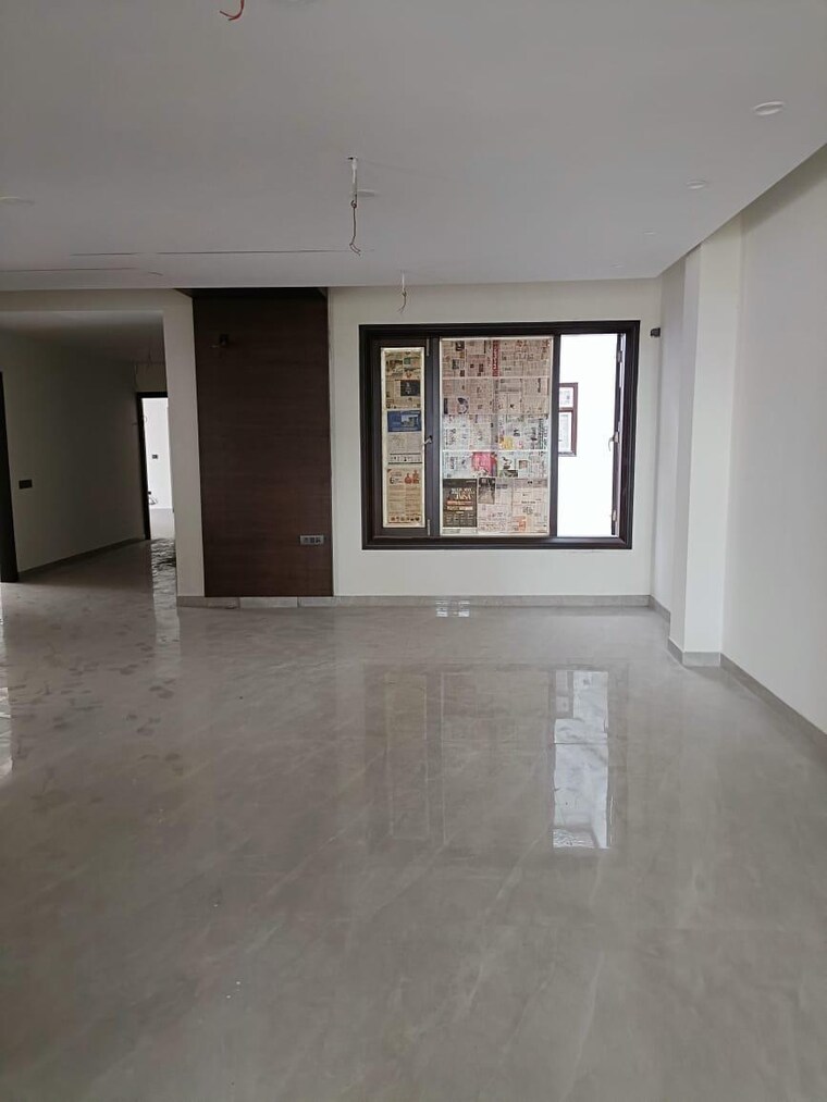 Room, sector 14 2.5 Bedroom 180 Sq.Mt. Independent House In Sector 14 Noida 9194213