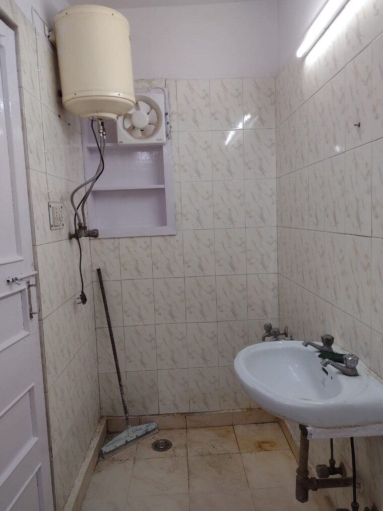 Bathroom, east of kailash 2 Bedroom 150 Sq.Yd. Builder Floor In East Of Kailash Delhi 9194276