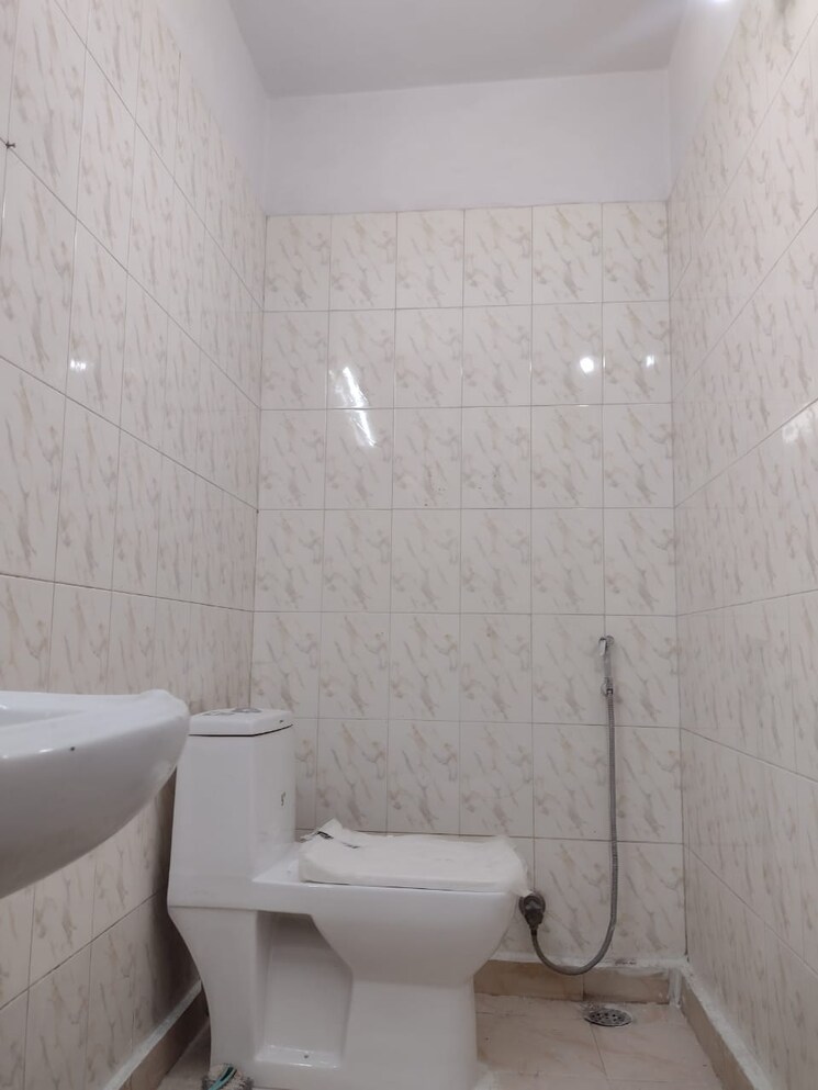 Bathroom, east of kailash 2 Bedroom 150 Sq.Yd. Builder Floor In East Of Kailash Delhi 9194276