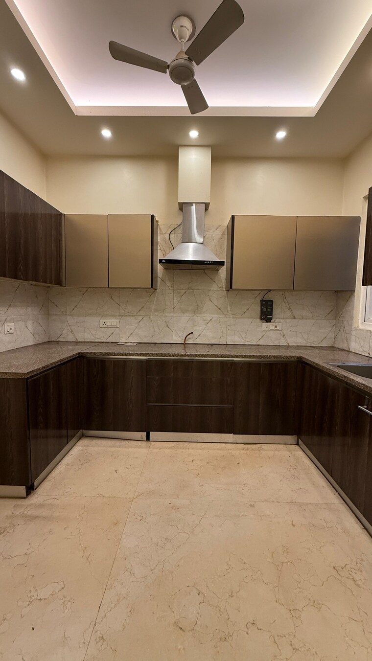 Kitchen, smart-world-gems 3 Bedroom 1423 Sq.Ft. Apartment In Sector 89 Gurgaon 9194310