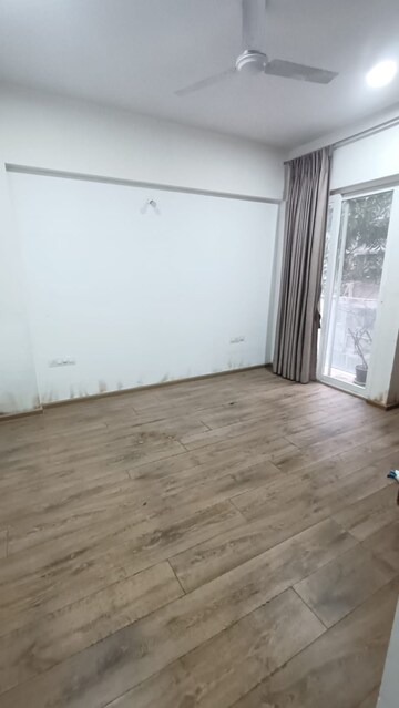 Room in 2 BHK Apartment at Mahindra Vicino, Andheri East – for Rent