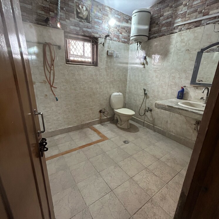 Bathroom, kotla mubarakpur 2 Bedroom 900 Sq.Ft. Builder Floor In Kotla Mubarakpur Delhi 9194464