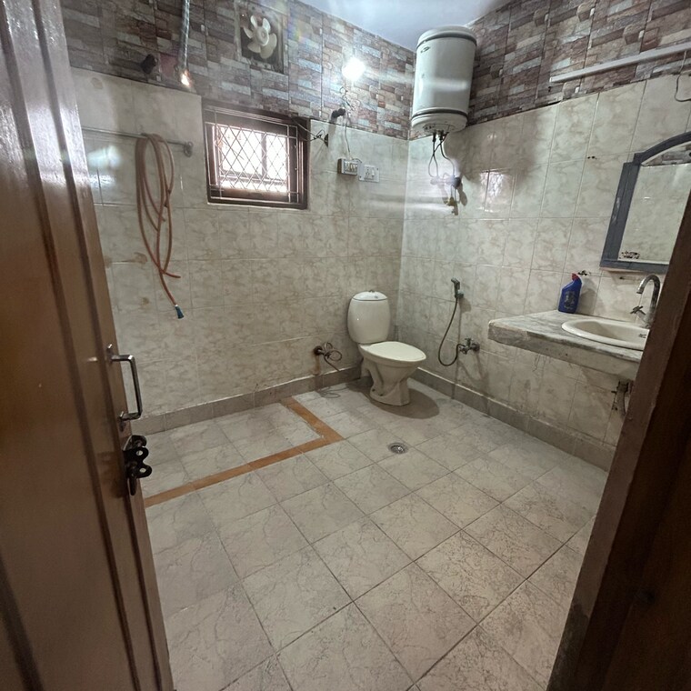 Bathroom, kotla mubarakpur 2 Bedroom 900 Sq.Ft. Builder Floor In Kotla Mubarakpur Delhi 9194464