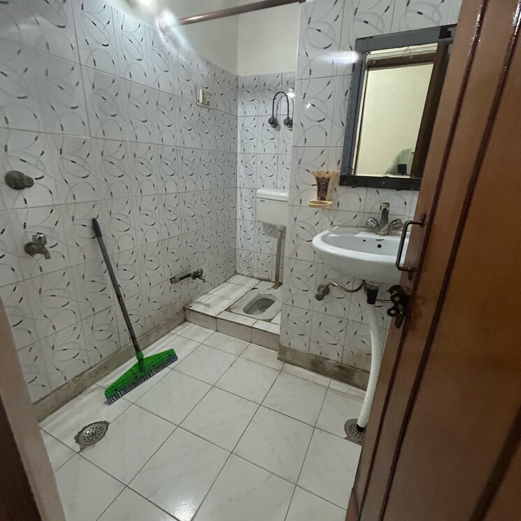 Bathroom, kotla mubarakpur 2 Bedroom 900 Sq.Ft. Builder Floor In Kotla Mubarakpur Delhi 9194464