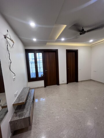 Room in 3.5 BHK Builder Floor at Paschim Vihar – for Rent