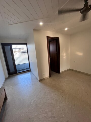 Room in 3.5 BHK Builder Floor at Paschim Vihar – for Rent