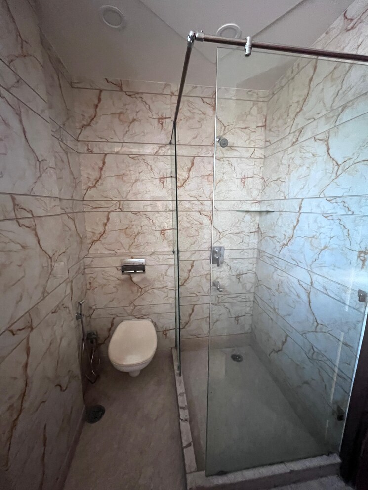 Bathroom, paschim vihar 3.5 Bedroom 1800 Sq.Ft. Builder Floor In Paschim Vihar Delhi 9194523