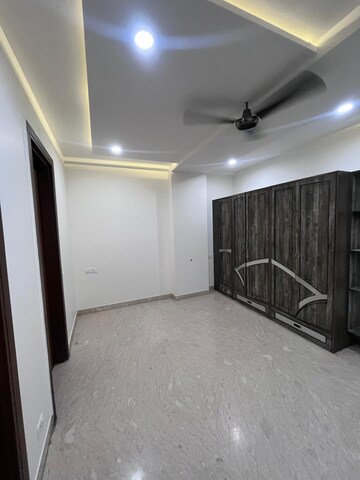 Room in 3.5 BHK Builder Floor at Paschim Vihar – for Rent