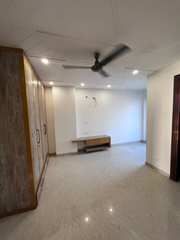 Room in 3.5 BHK Builder Floor at Paschim Vihar – for Rent