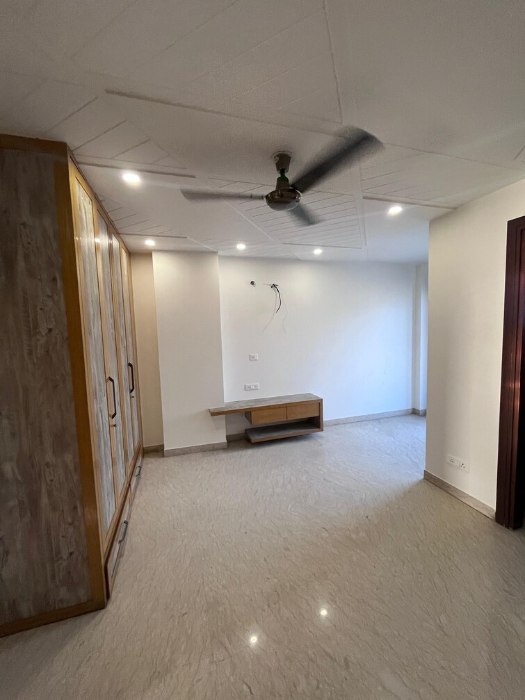 Room, paschim vihar 3.5 Bedroom 1800 Sq.Ft. Builder Floor In Paschim Vihar Delhi 9194523