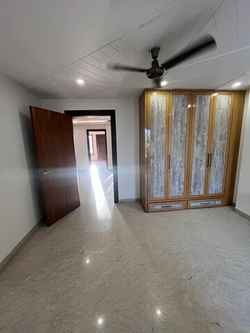 Room in 3.5 BHK Builder Floor at Paschim Vihar – for Rent