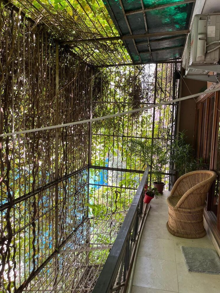 Balcony, greater kailash ii 3 Bedroom 300 Sq.Yd. Builder Floor In Greater Kailash ii Delhi 9194567