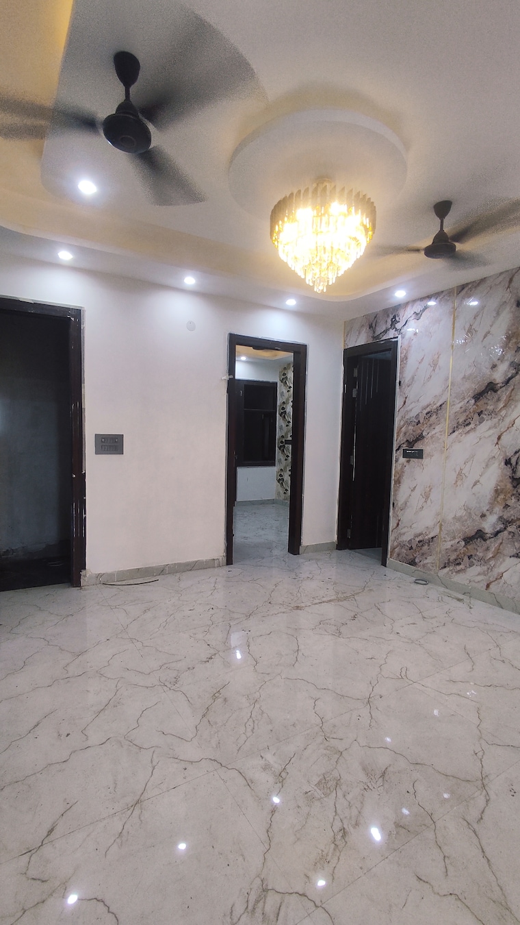 Room, sector 73 3 Bedroom 1300 Sq.Ft. Apartment In Sector 73 Noida 9194633