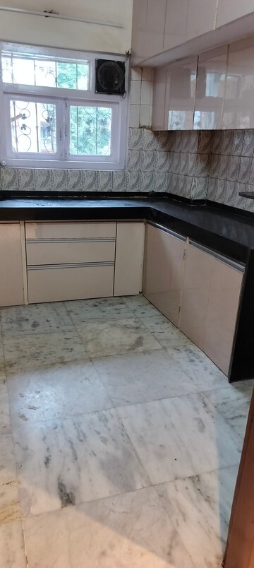 Room in 2 BHK Apartment at Gypsy Rose Apartment, Andheri West – for Rent