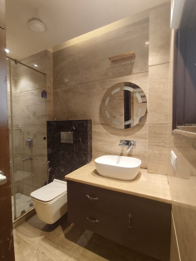 Bathroom, greater kailash part 3 3 Bedroom 250 Sq.Yd. Builder Floor In Greater Kailash Part 3 Delhi 9194694