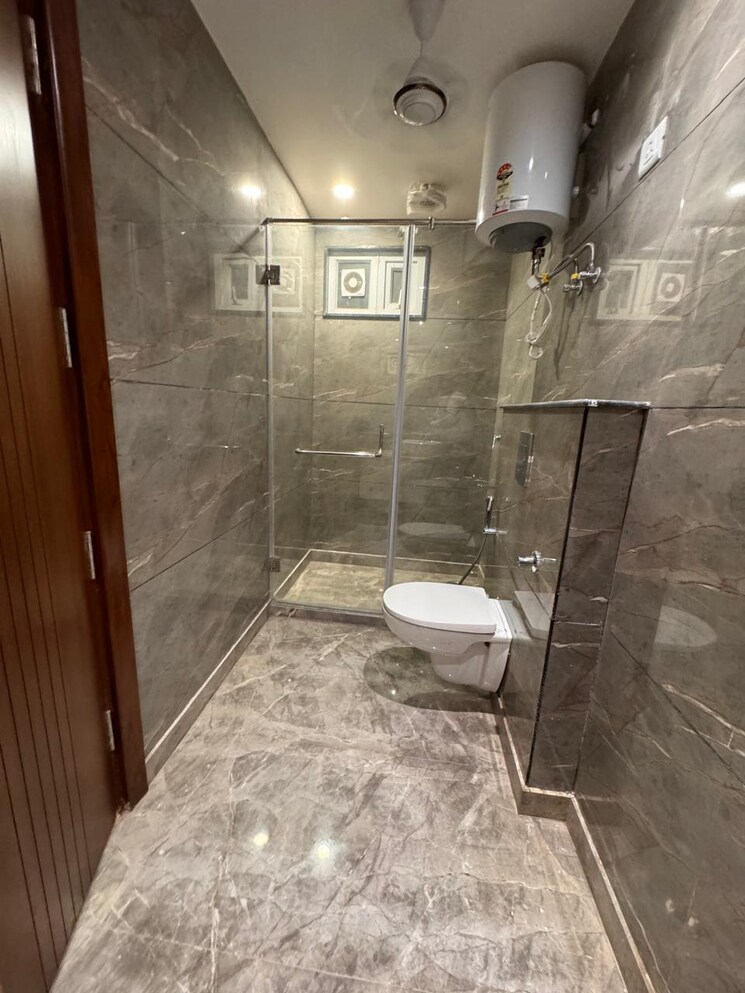 Bathroom, paschim vihar 3 Bedroom 1350 Sq.Ft. Builder Floor In Paschim Vihar Delhi 9195023
