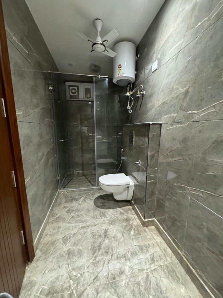 Bathroom, paschim vihar 3 Bedroom 1350 Sq.Ft. Builder Floor In Paschim Vihar Delhi 9195023