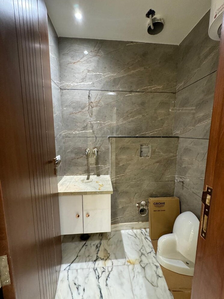 Bathroom, paschim vihar 3 Bedroom 1350 Sq.Ft. Builder Floor In Paschim Vihar Delhi 9195023
