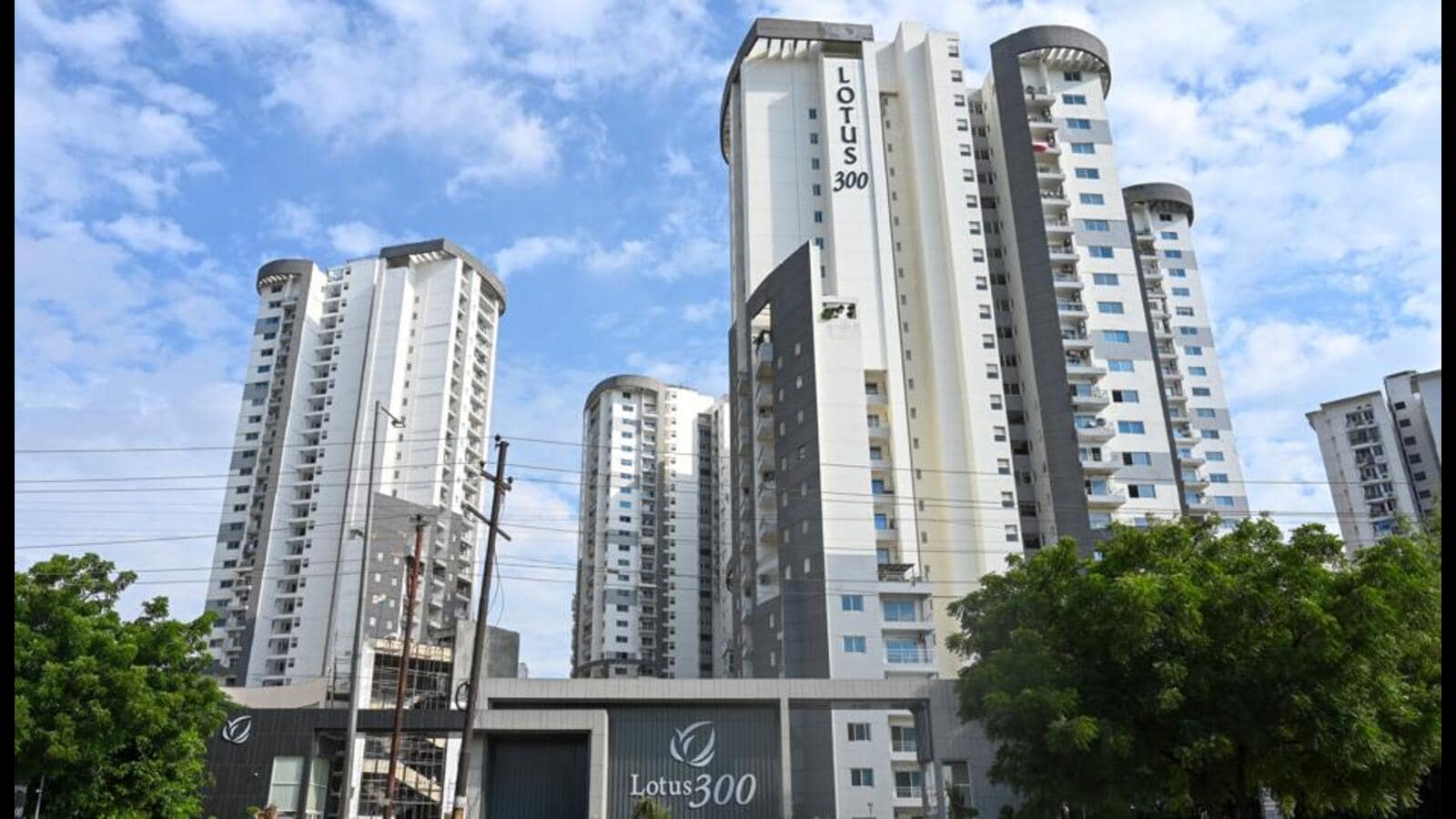 3 BHK + Pooja Room,Servant Room,Study Room Apartment For Sale in 3C Lotus 300