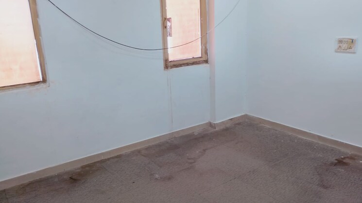 Room, sector 18 Commercial Office Space 350 Sq.Ft. In Sector 18 Noida 9194982