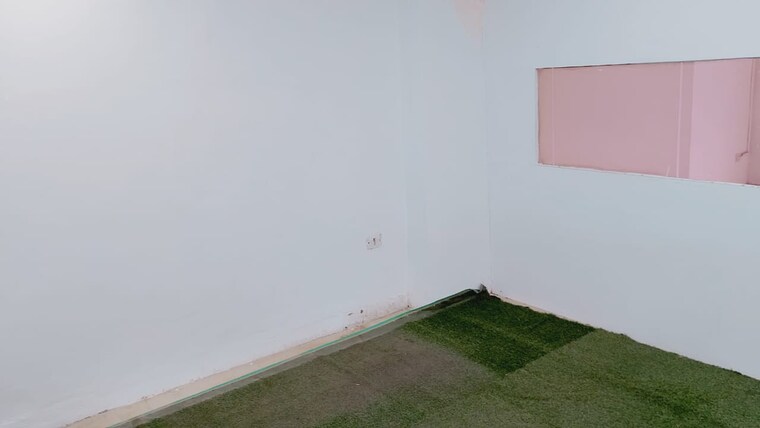 Room, sector 18 Commercial Office Space 350 Sq.Ft. In Sector 18 Noida 9194982