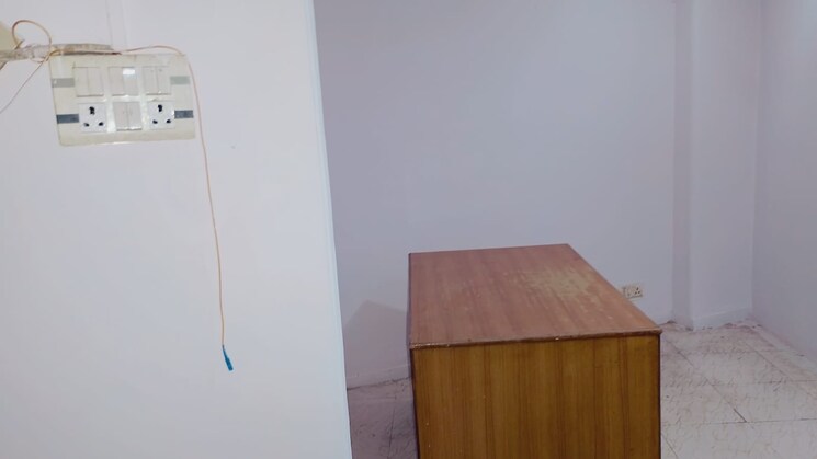 Room, sector 18 Commercial Office Space 350 Sq.Ft. In Sector 18 Noida 9194982