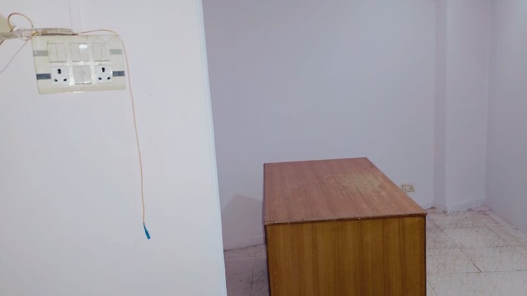 Room, sector 18 Commercial Office Space 350 Sq.Ft. In Sector 18 Noida 9194982