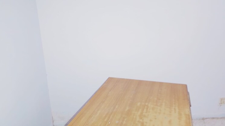 Room, sector 18 Commercial Office Space 350 Sq.Ft. In Sector 18 Noida 9194982