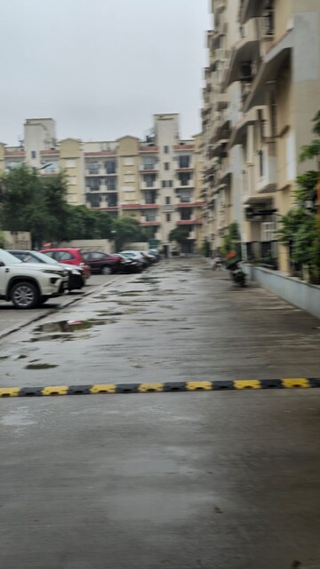 Parking in 3 BHK Builder Floor at Smart World Orchard, Sector 61 – for Rent