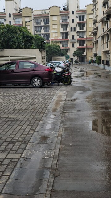 Parking in 3 BHK Builder Floor at Smart World Orchard, Sector 61 – for Rent