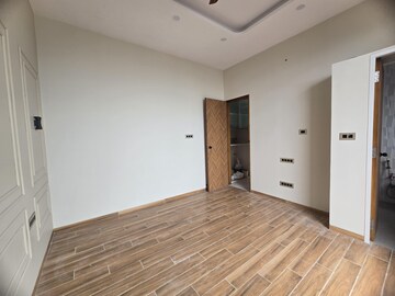Room in 3 BHK Apartment at Indiabulls Sky Forest, Lower Parel – for Rent
