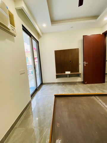 Building Lobby in 1 BHK Builder Floor at Ameya One, Sector 42 – for Rent