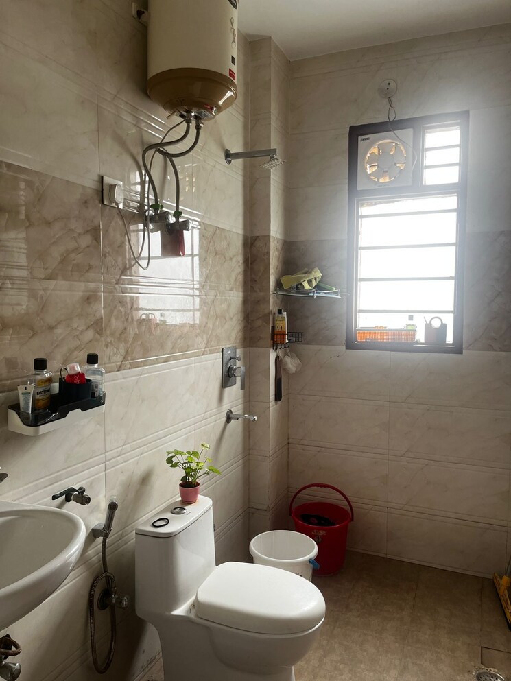 Bathroom, hong-kong-bazaar 2 Bedroom 160 Sq.Yd. Builder Floor In Sector 57 Gurgaon 9195283