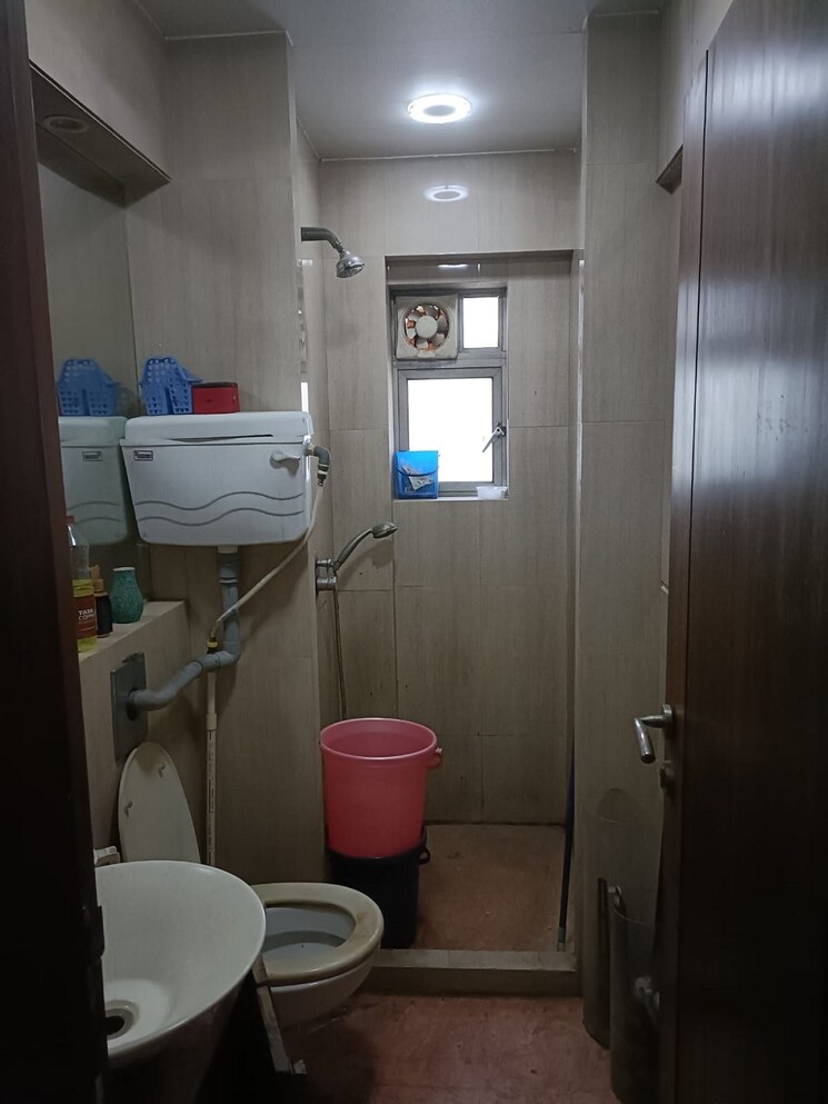 Bathroom, juhu 2 Bedroom 750 Sq.Ft. Apartment In Juhu Mumbai 9195365