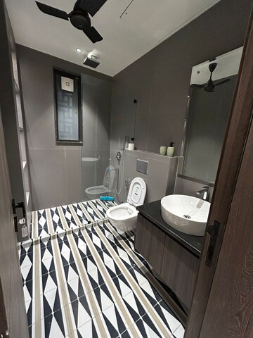 Team Area in 4 BHK Builder Floor at DLF Gateway Tower, Dlf Phase ii – for Rent