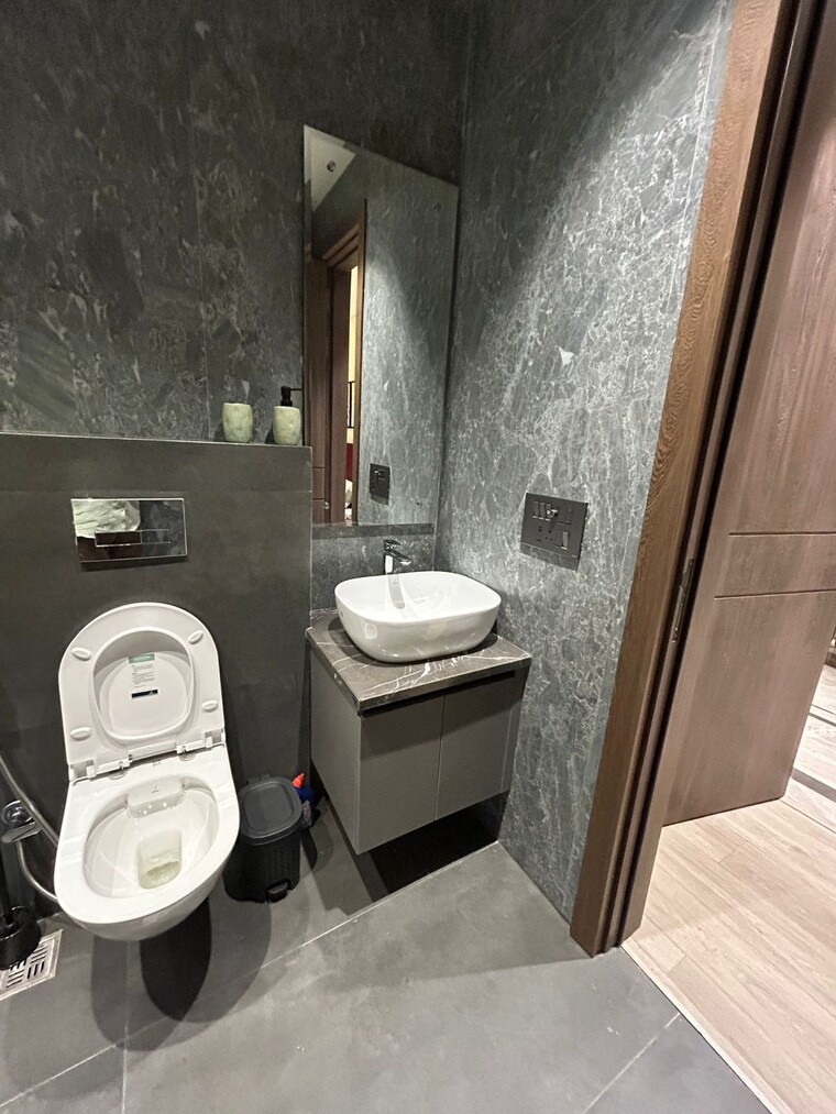Bathroom, dlf-gateway-tower 4 Bedroom 360 Sq.Ft. Builder Floor In Dlf Phase ii Gurgaon 9195424