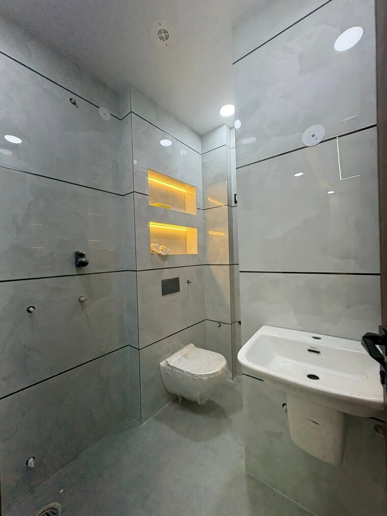 Bathroom, sa-homes-i 3.5 Bedroom 910 Sq.Ft. Builder Floor In Uttam Nagar Delhi 9195406