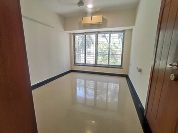 Room in 3 BHK Apartment at Santacruz West – for Rent
