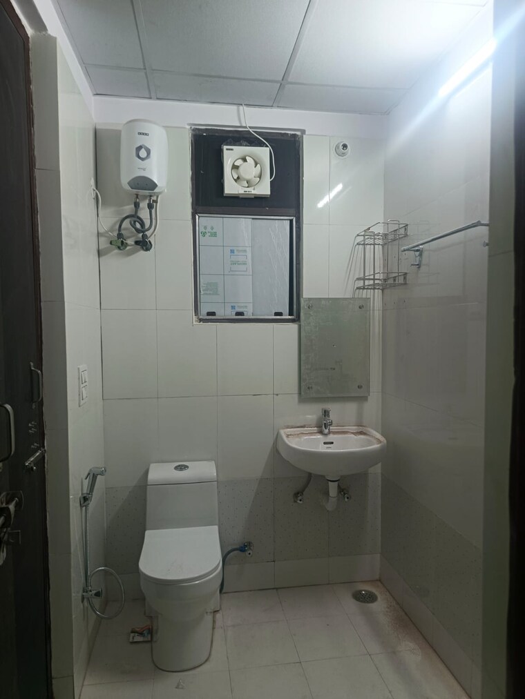 Bathroom, sector 31 2 Bedroom 600 Sq.Ft. Apartment In Sector 31 Noida 9195420