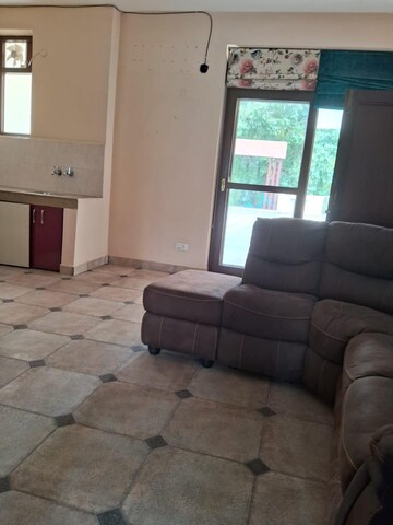 Living Room in 2 BHK Apartment at Sector 33 – for Rent
