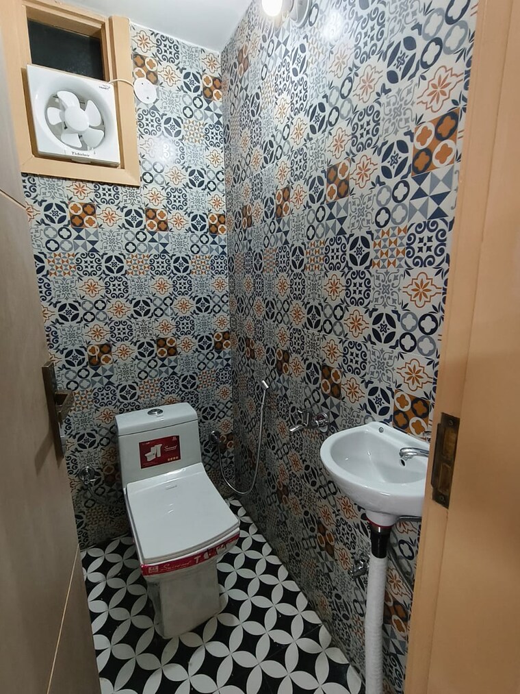 Bathroom, freedom fighters enclave 2 Bedroom 900 Sq.Ft. Apartment In Freedom Fighters Enclave Delhi 9195586